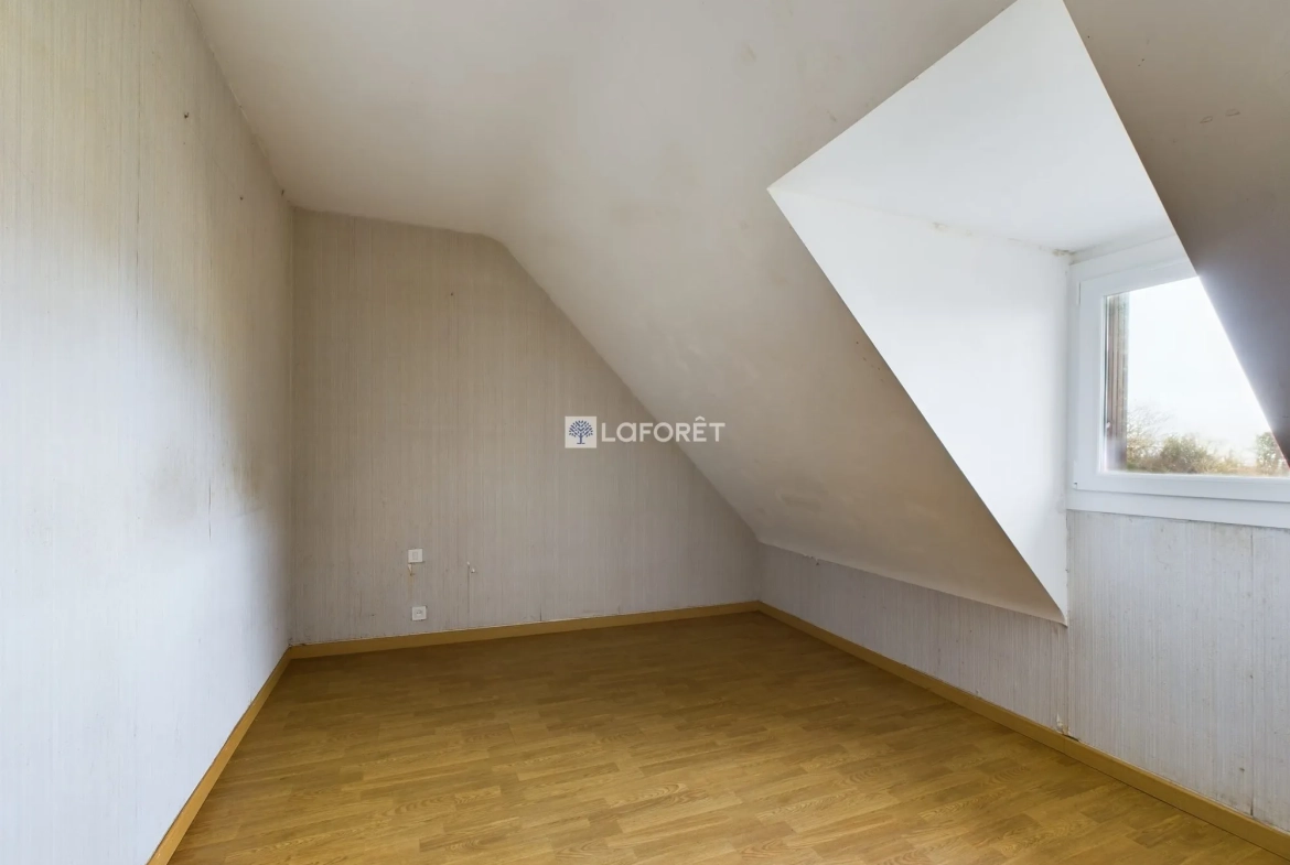Maison à vendre à Kerlaz - 4 chambres, jardin et garage à proximité de Douarnenez 