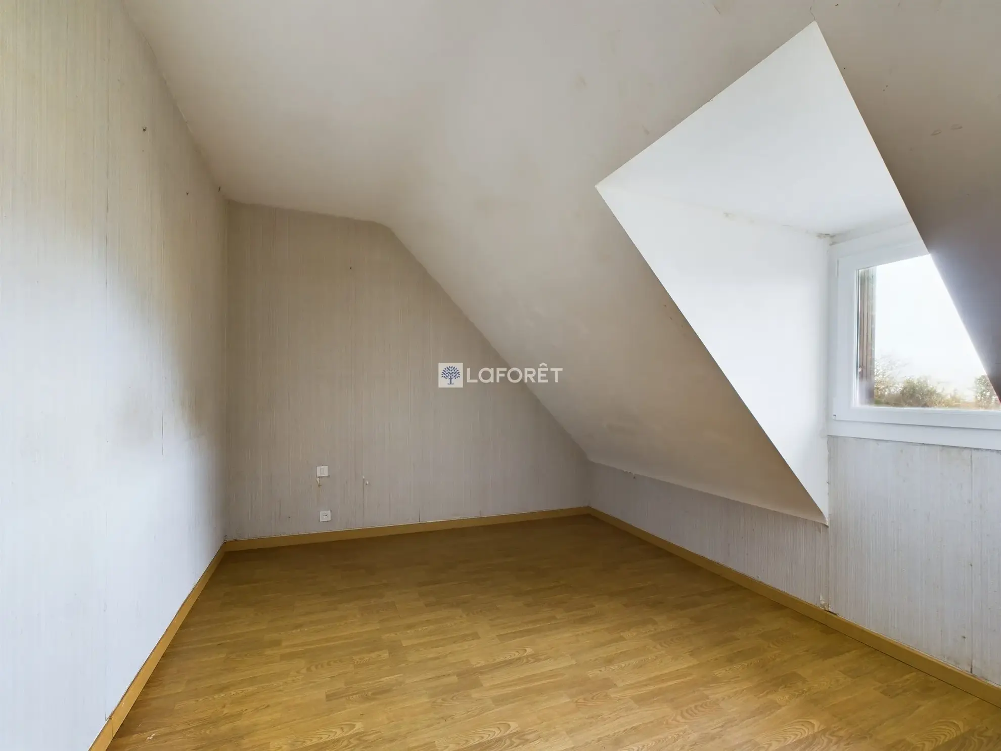 Maison à vendre à Kerlaz - 4 chambres, jardin et garage à proximité de Douarnenez 