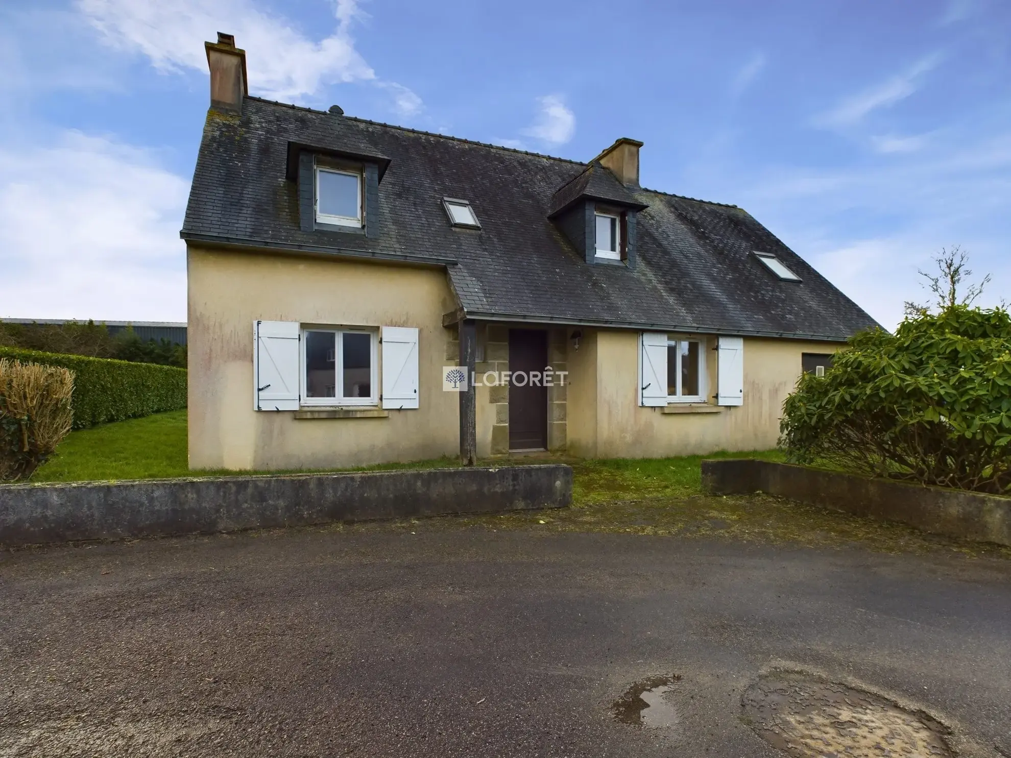 Maison à vendre à Kerlaz - 4 chambres, jardin et garage à proximité de Douarnenez 