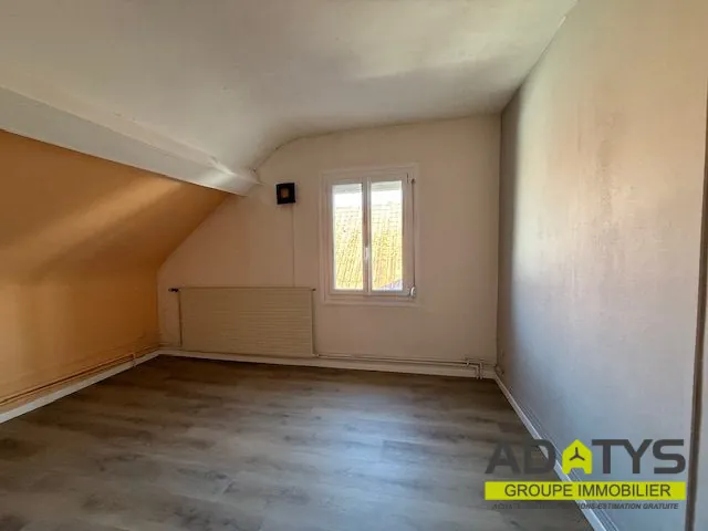 Maison 3 chambres avec garage et cour à Brebières 