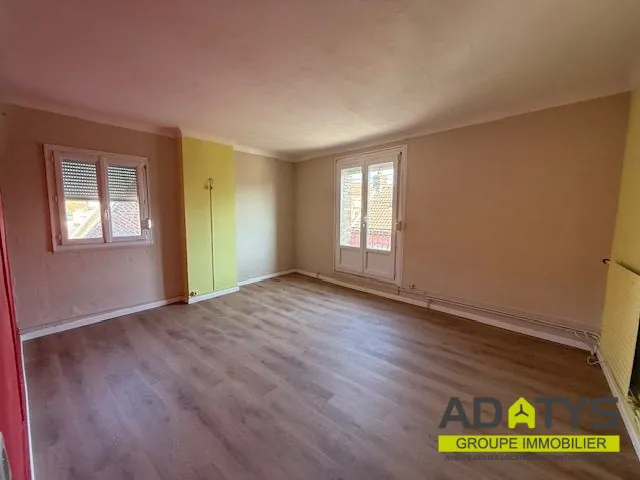 Maison 3 chambres avec garage et cour à Brebières 