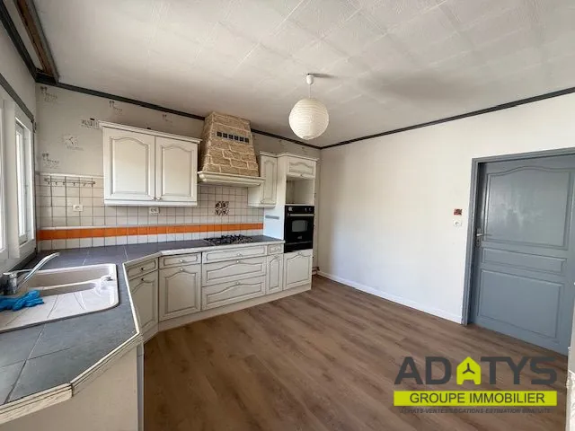 Maison 3 chambres avec garage et cour à Brebières 