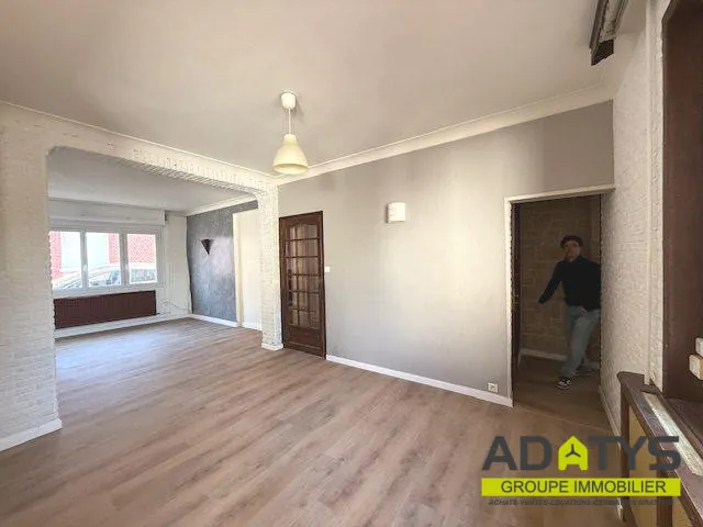 Maison 3 chambres avec garage et cour à Brebières 