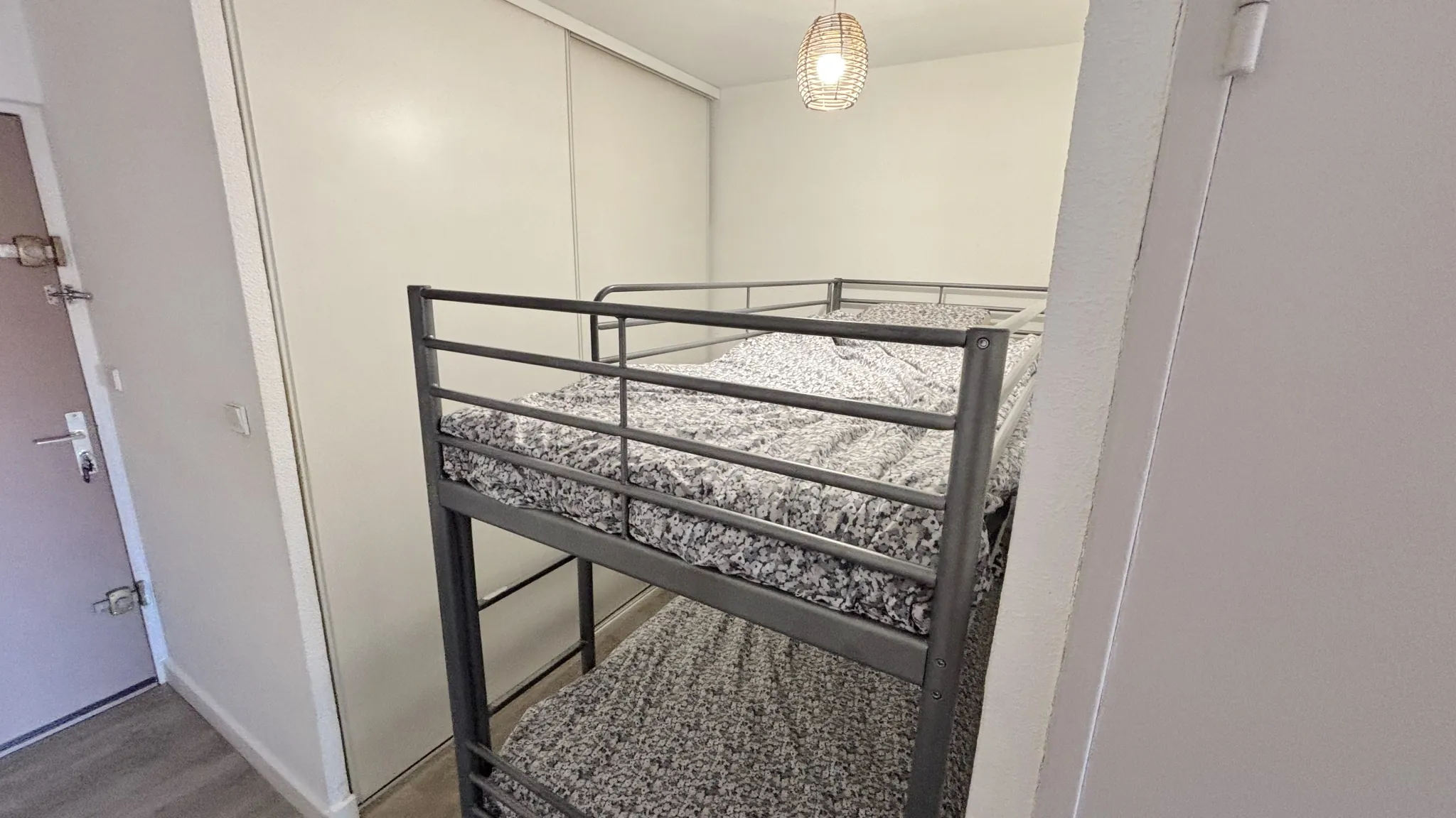 Studio cabine de 29 m² avec terrasse sud et parking privé à Carnon Plage 