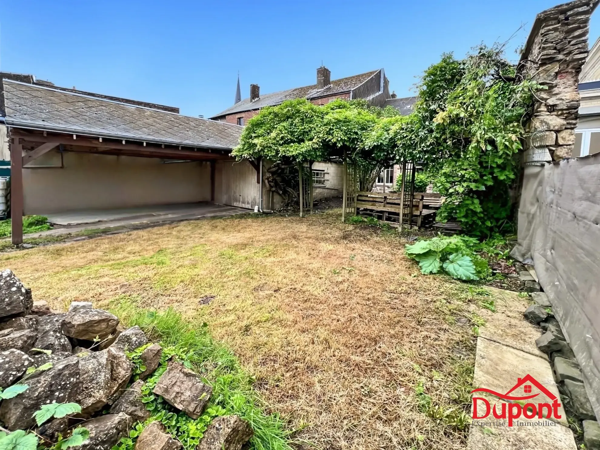 Charmante maison à Rocroi avec jardin, garage et potentiel d'extension 