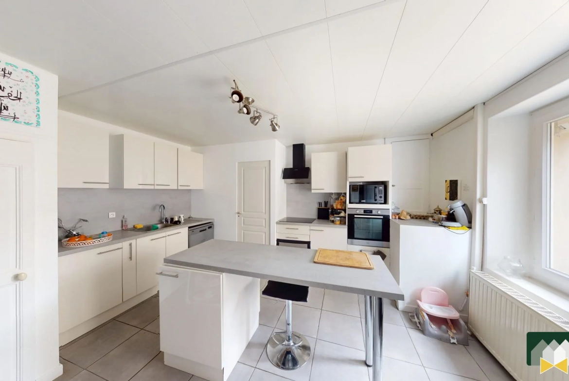 Cuisine Maison de ville à Houville-la-Branche de 117m² avec cour et dépendance 