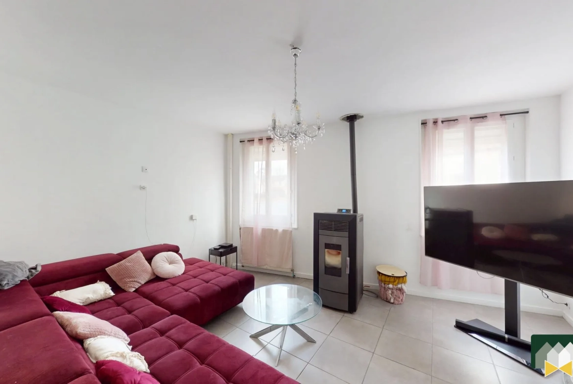 Salon Maison de ville à Houville-la-Branche de 117m² avec cour et dépendance 
