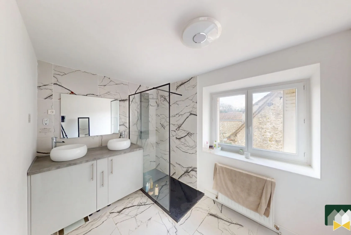 Salle d'eau Maison de ville à Houville-la-Branche de 117m² avec cour et dépendance 
