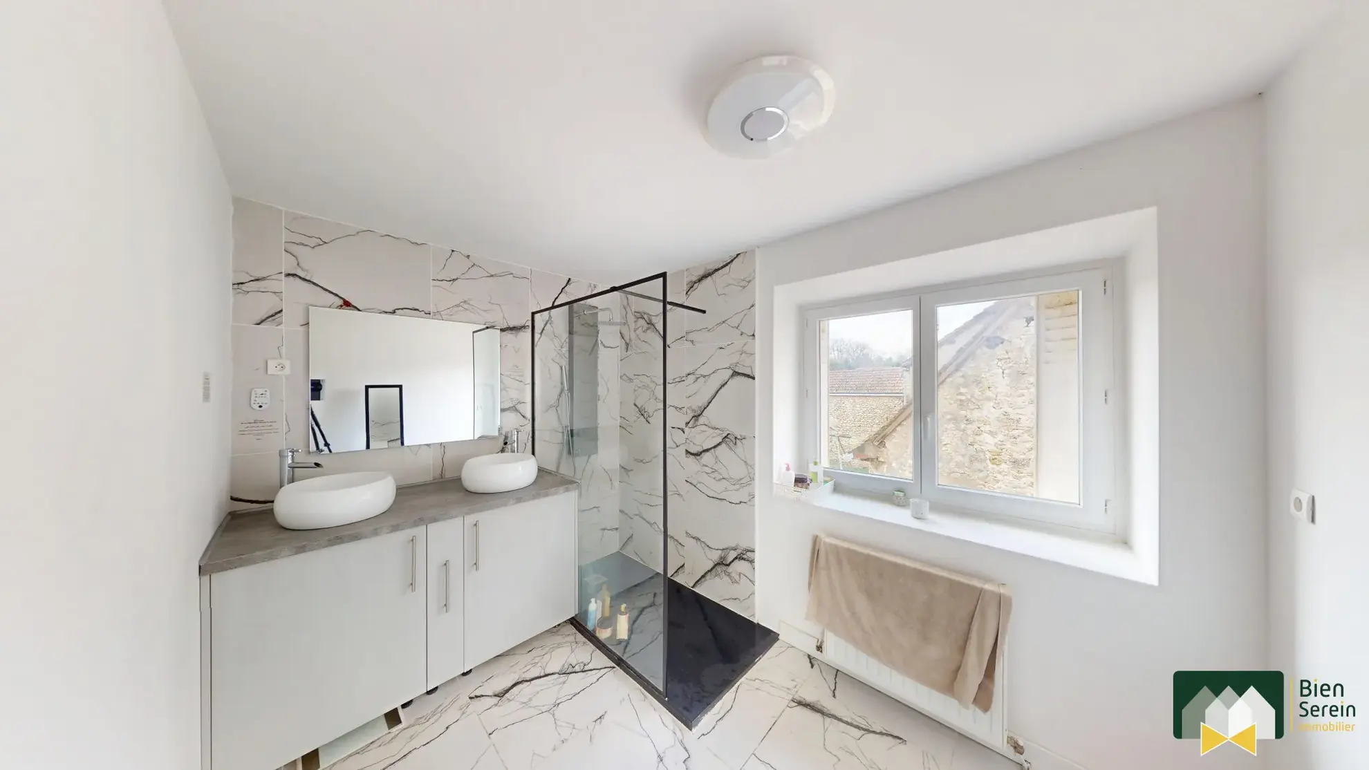 Salle d'eau Maison de ville à Houville-la-Branche de 117m² avec cour et dépendance 