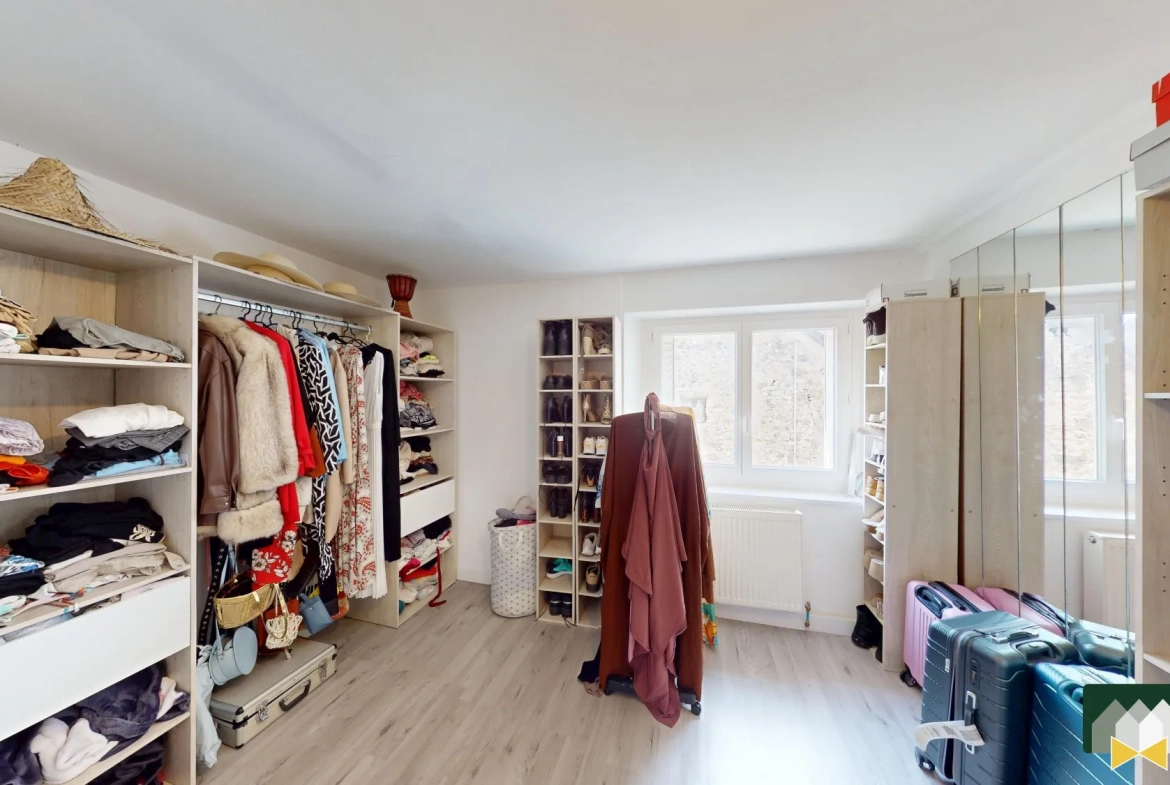 Dressing Maison de ville à Houville-la-Branche de 117m² avec cour et dépendance 