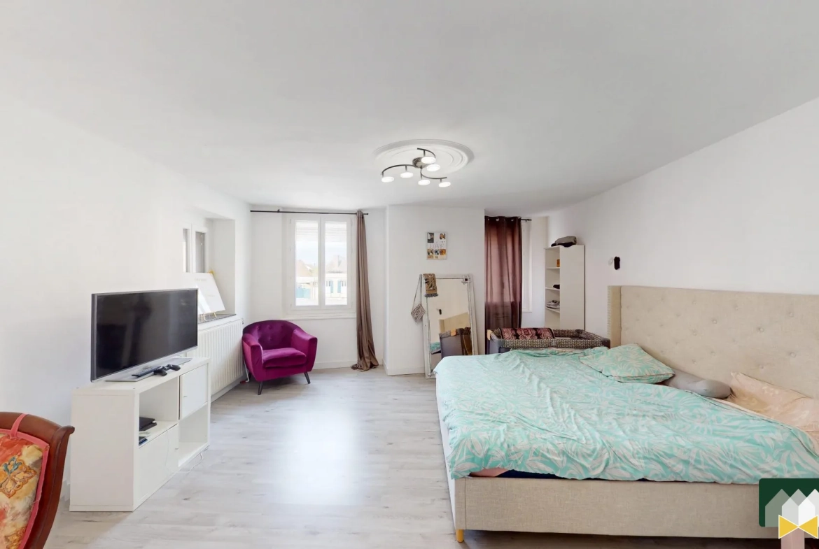 Chambre 2  Maison de ville à Houville-la-Branche de 117m² avec cour et dépendance 