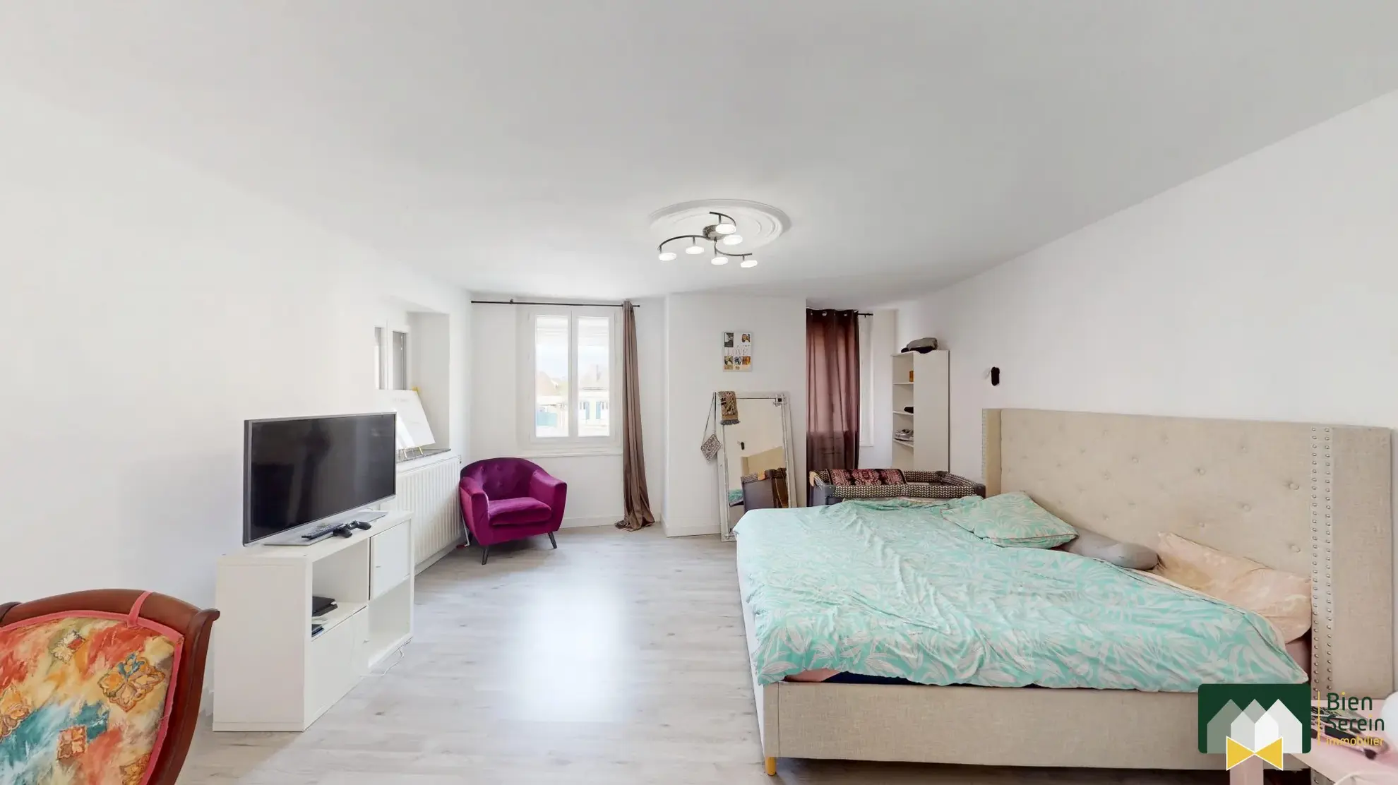 Chambre 2  Maison de ville à Houville-la-Branche de 117m² avec cour et dépendance 