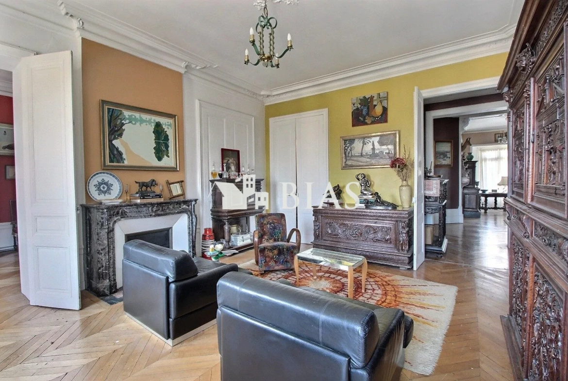 Appartement Haussmannien à Elbeuf avec parking et espace lumineux 