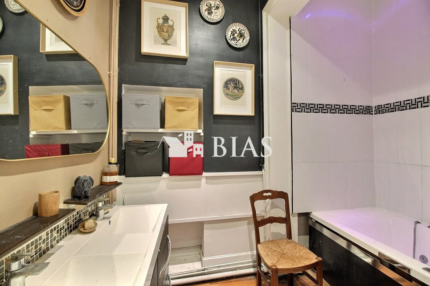 Appartement Haussmannien à Elbeuf avec parking et espace lumineux 