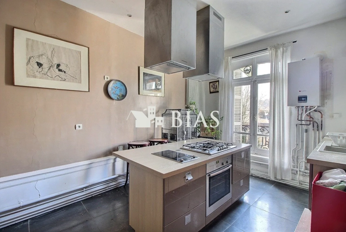 Appartement Haussmannien à Elbeuf avec parking et espace lumineux 