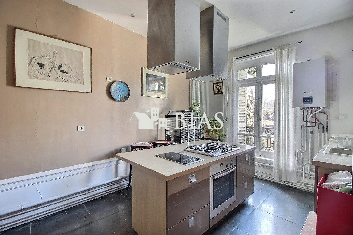 Appartement Haussmannien à Elbeuf avec parking et espace lumineux 