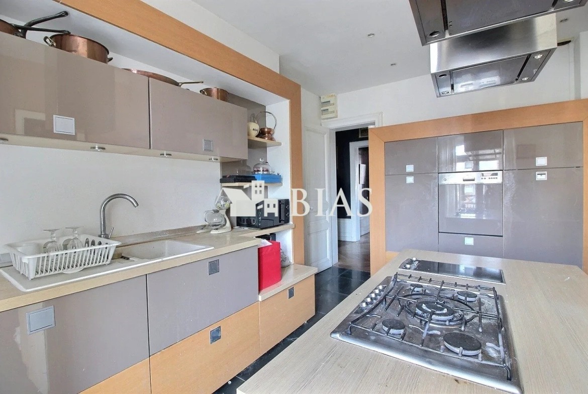 Appartement Haussmannien à Elbeuf avec parking et espace lumineux 