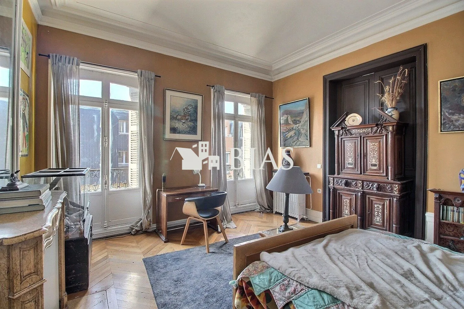 Appartement Haussmannien à Elbeuf avec parking et espace lumineux 