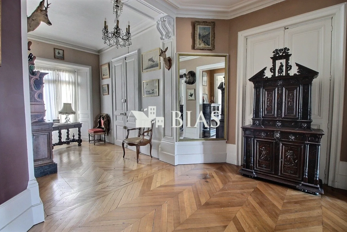 Appartement Haussmannien à Elbeuf avec parking et espace lumineux 
