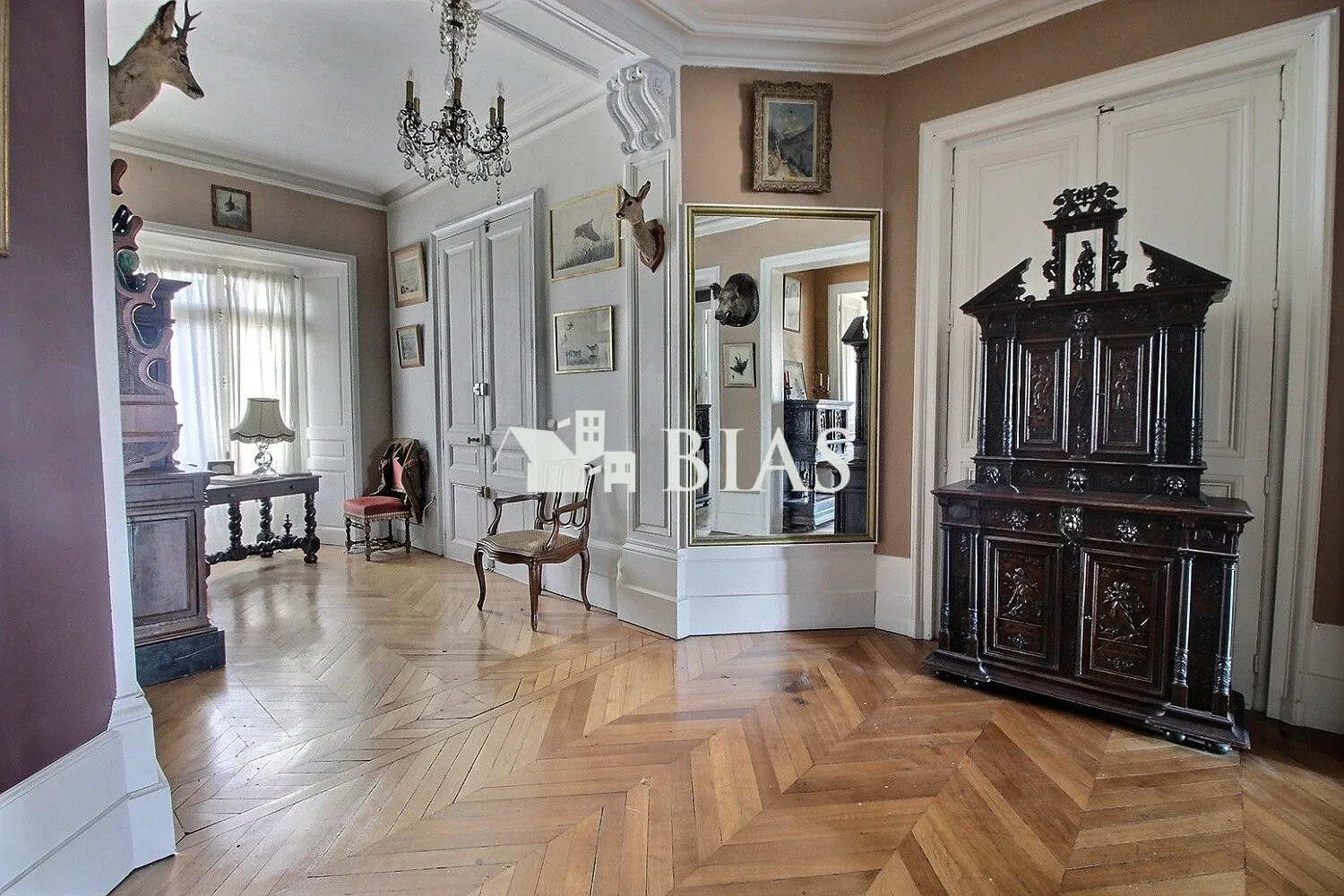 Appartement Haussmannien à Elbeuf avec parking et espace lumineux 
