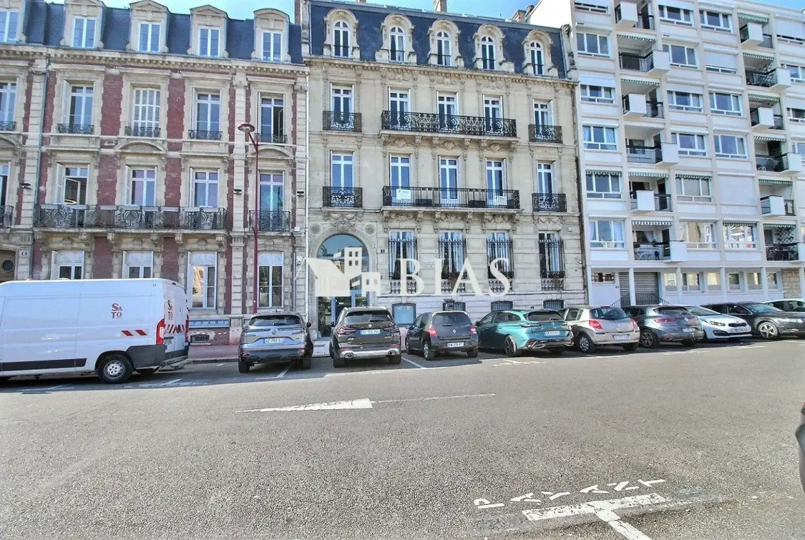 Appartement Haussmannien à Elbeuf avec parking et espace lumineux 
