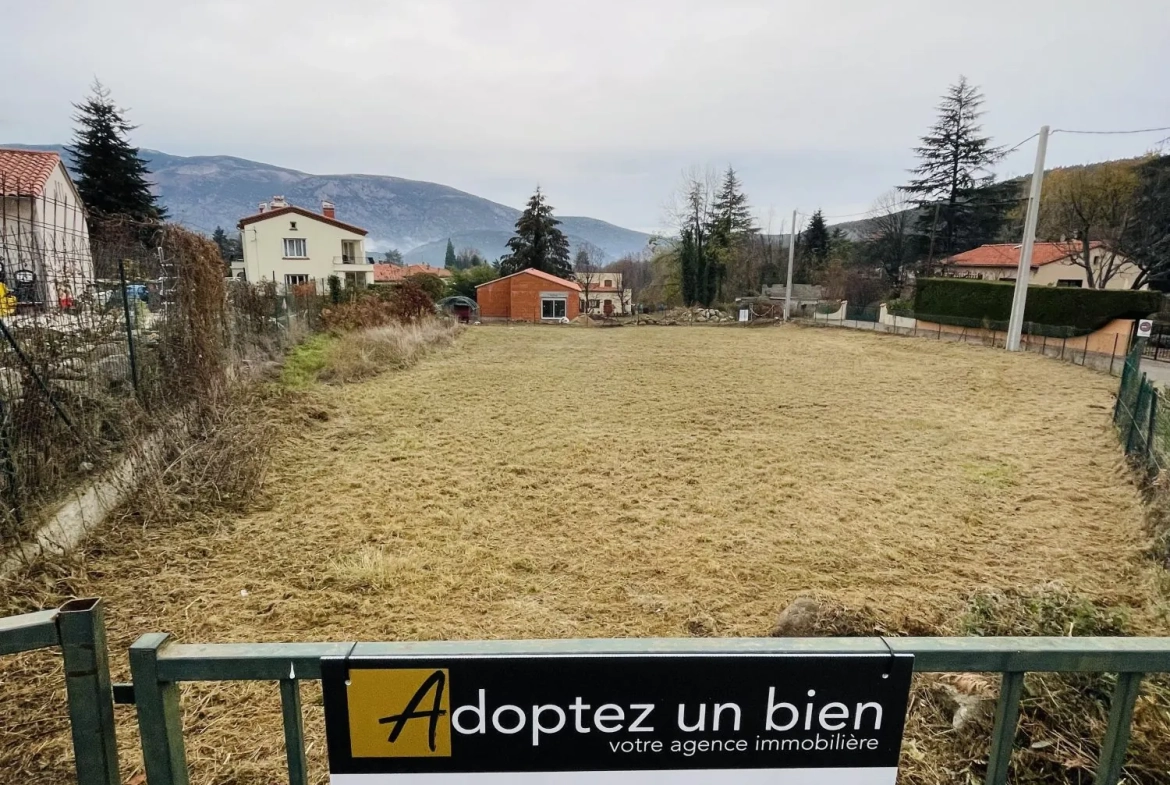 Terrain constructible à Vernet-les-Bains avec vue sur le Canigou et accès aux commodités 