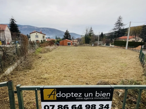 Terrain constructible à Vernet-les-Bains avec vue sur le Canigou et accès aux commodités