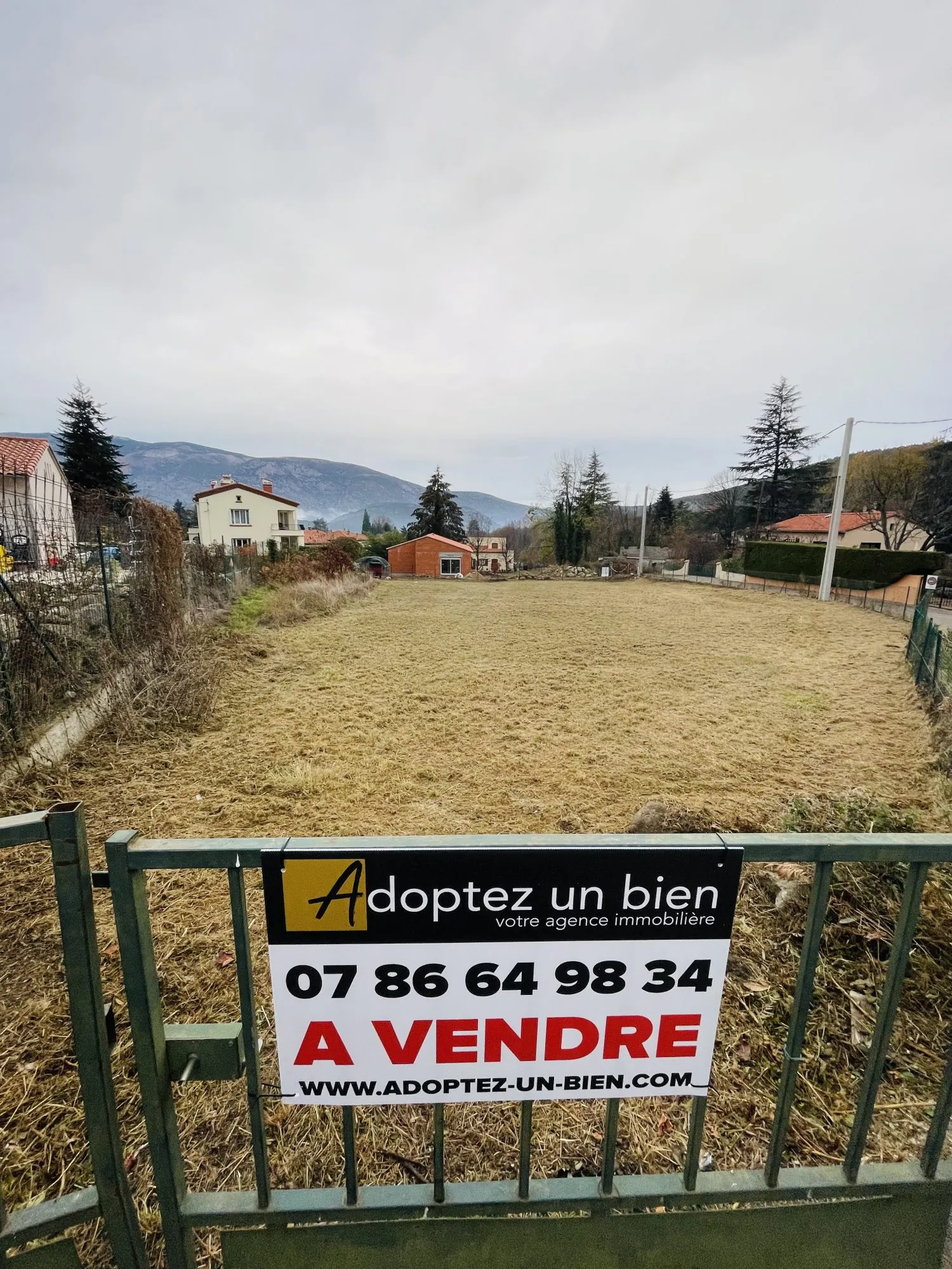 Terrain constructible à Vernet-les-Bains avec vue sur le Canigou et accès aux commodités 