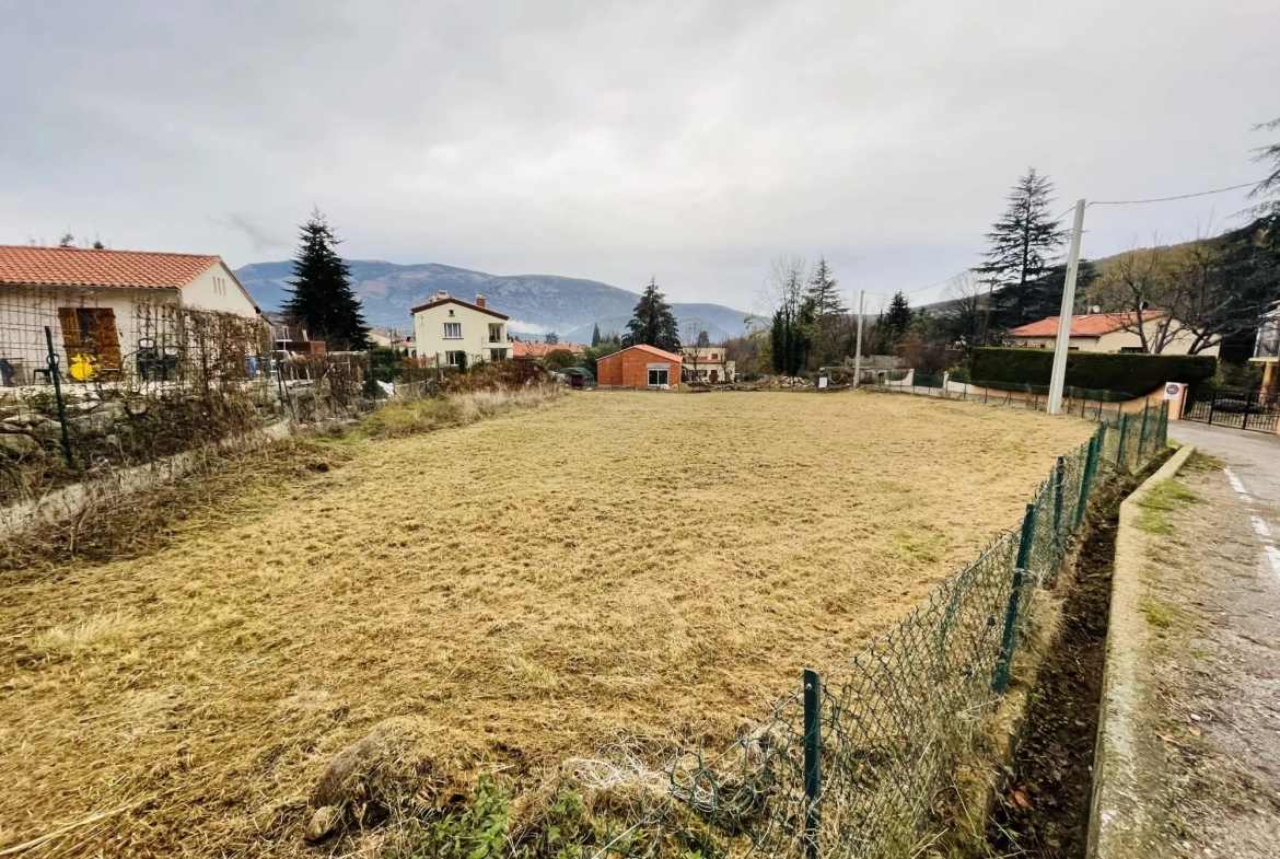 Terrain constructible à Vernet-les-Bains avec vue sur le Canigou et accès aux commodités 