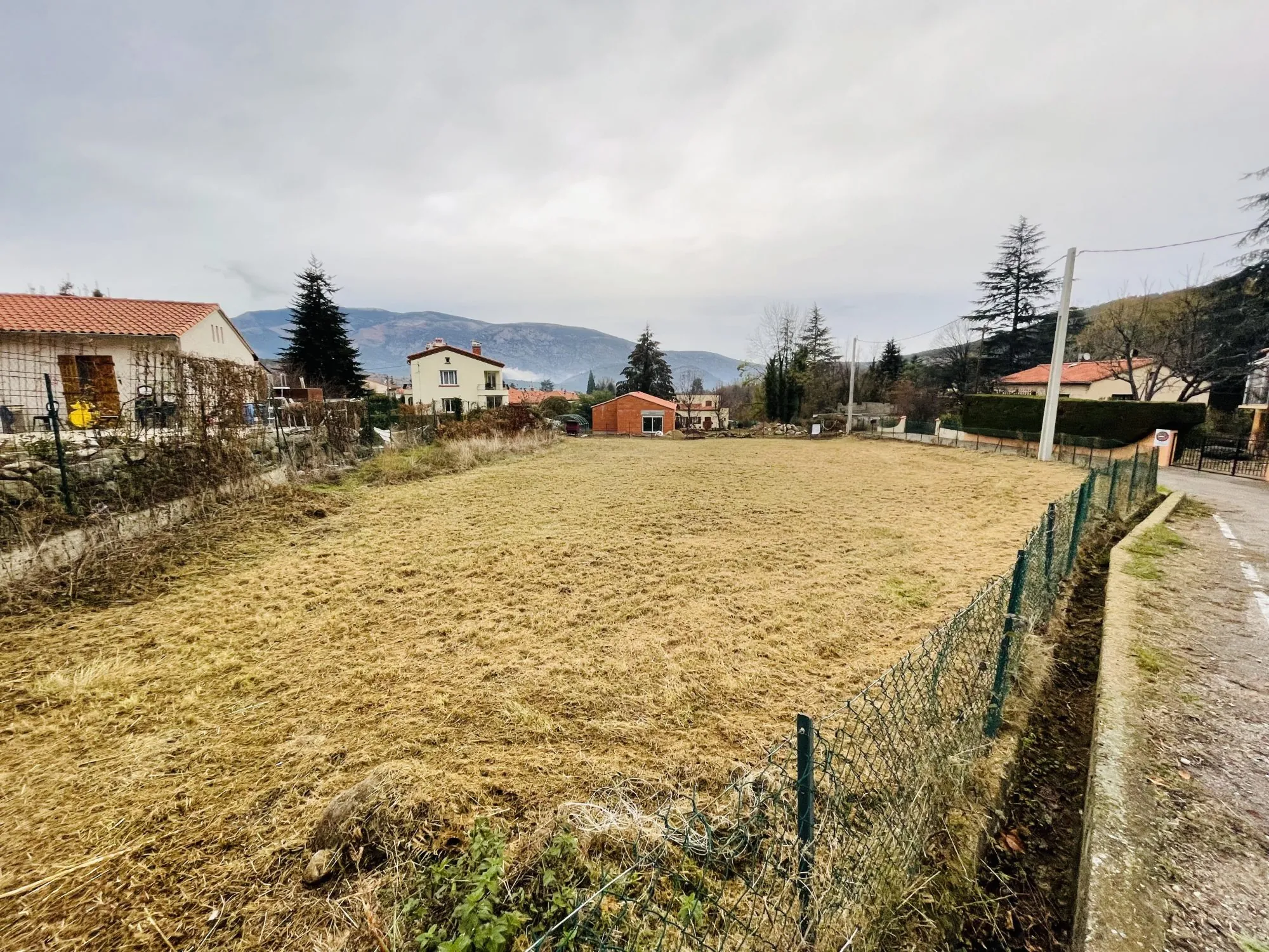 Terrain constructible à Vernet-les-Bains avec vue sur le Canigou et accès aux commodités 