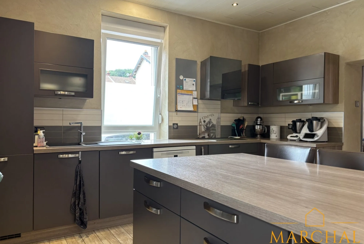 Maison spacieuse à Moutiers avec jardin clos, Véranda et possibilité d’aménagement au dernier étage 