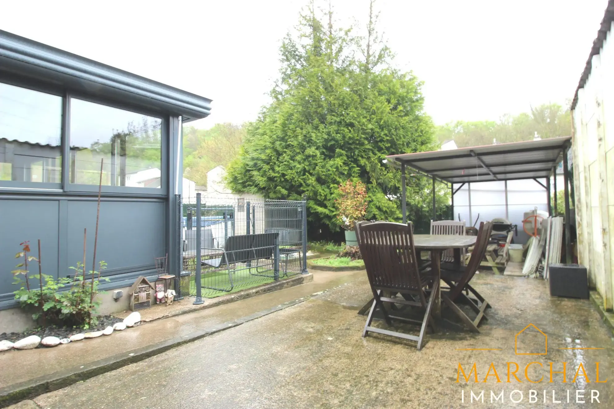 Maison spacieuse à Moutiers avec jardin clos, Véranda et possibilité d’aménagement au dernier étage 