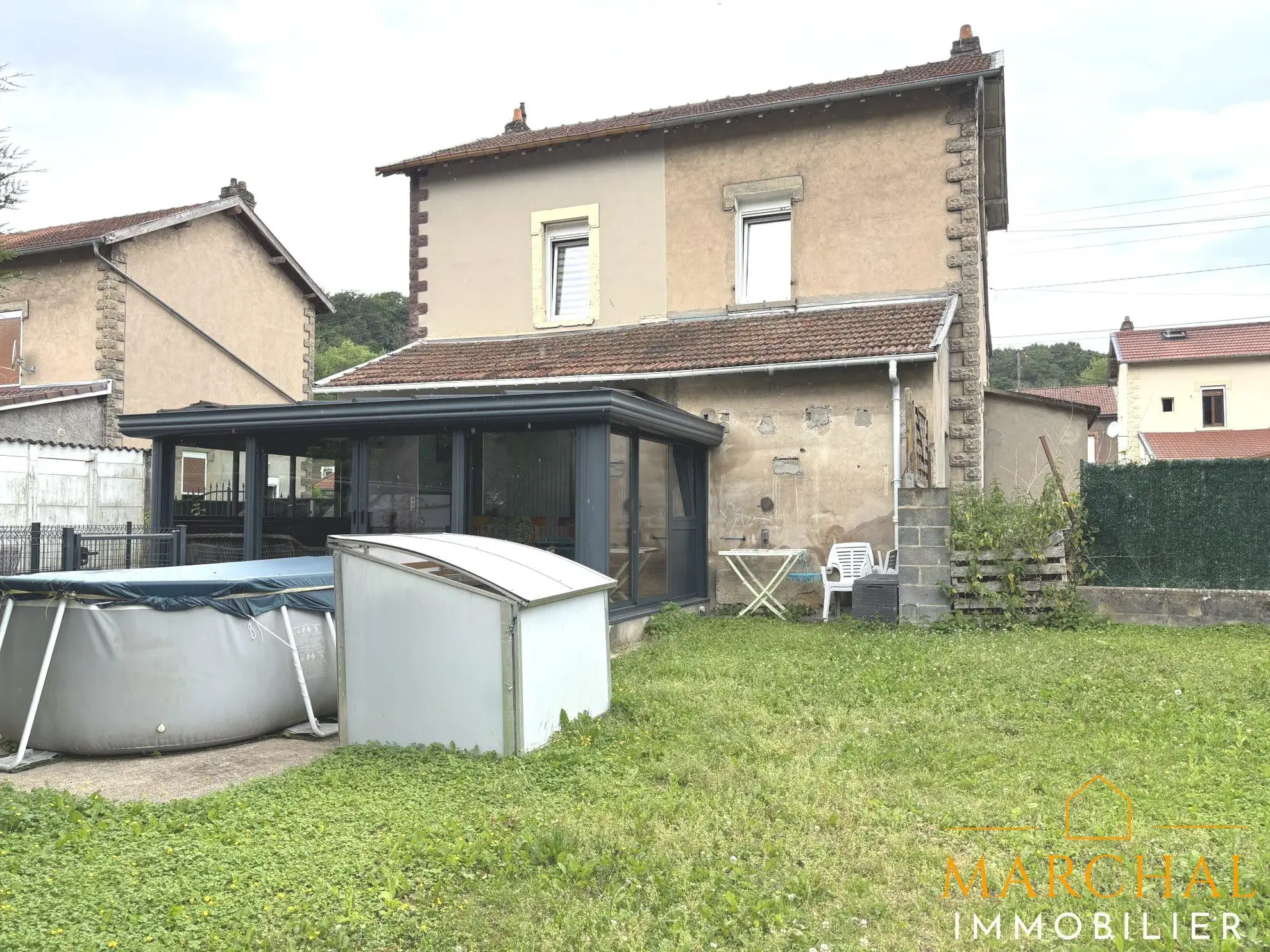 Maison spacieuse à Moutiers avec jardin clos, Véranda et possibilité d’aménagement au dernier étage 