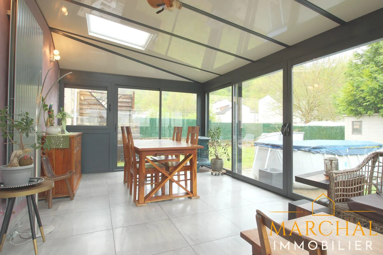 Maison spacieuse à Moutiers avec jardin clos, Véranda et possibilité d’aménagement au dernier étage 