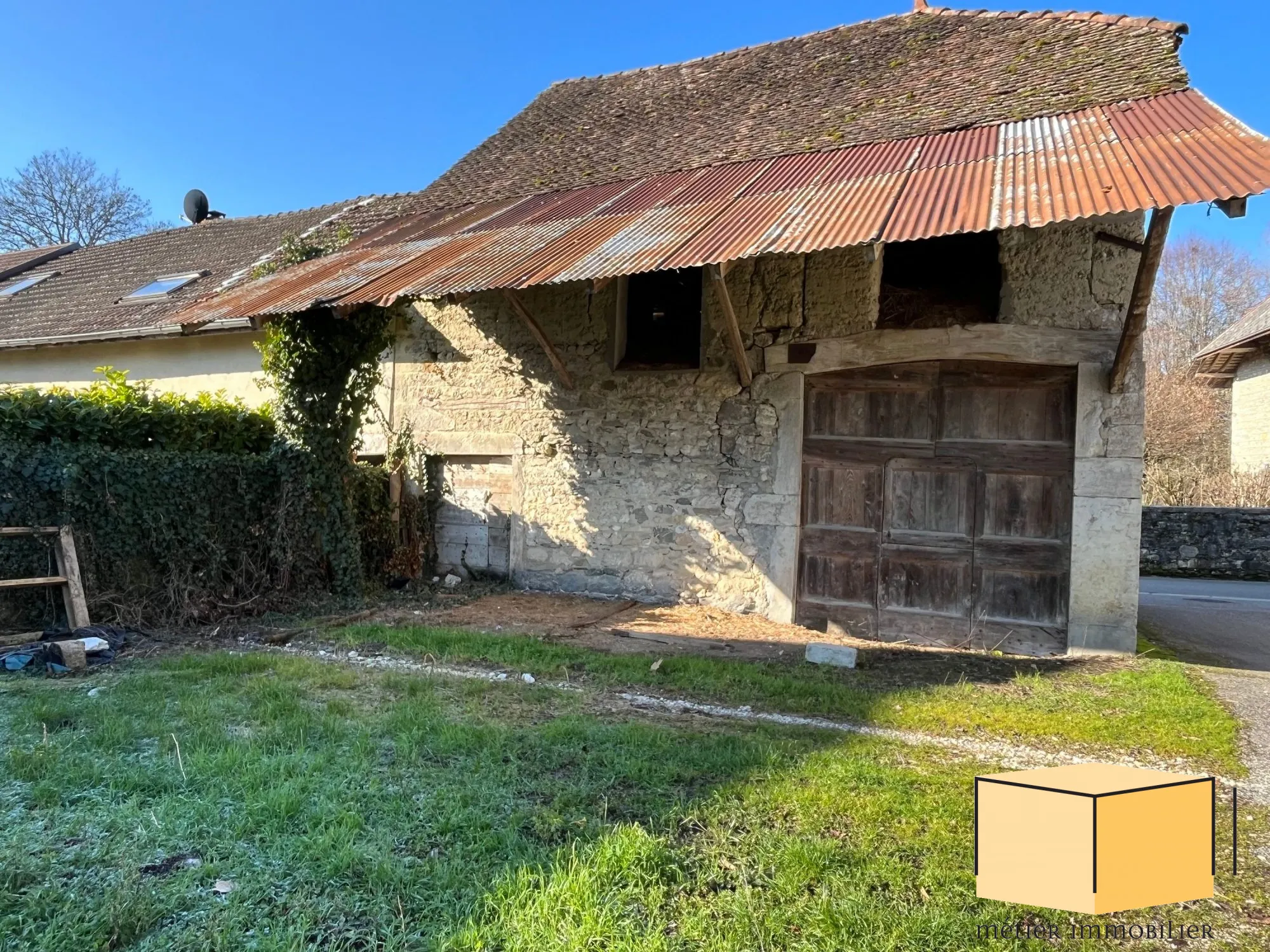 Opportunité de rénovation d'une grange à Belley avec terrain attenant de 153 m² 
