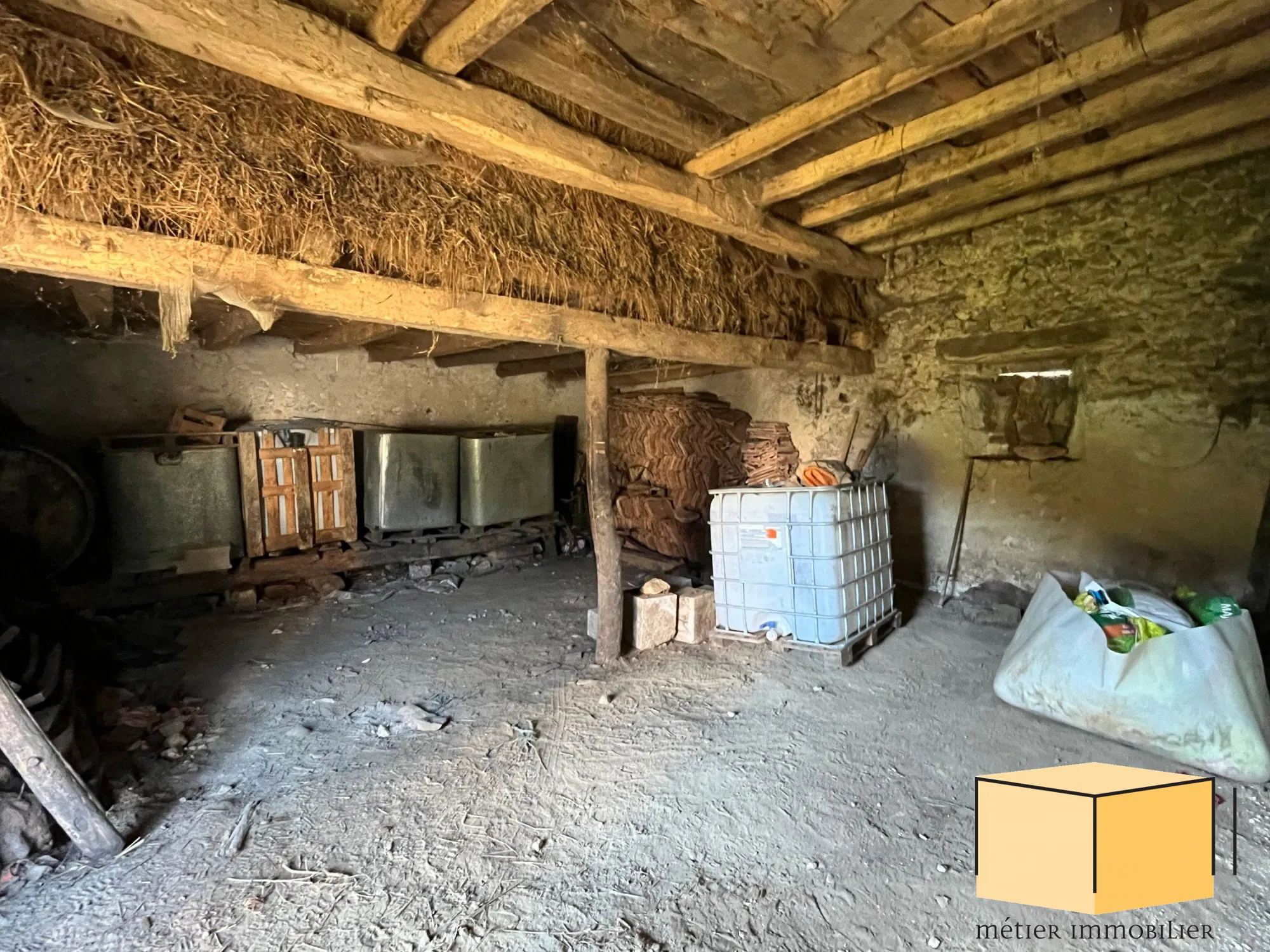 Opportunité de rénovation d'une grange à Belley avec terrain attenant de 153 m² 
