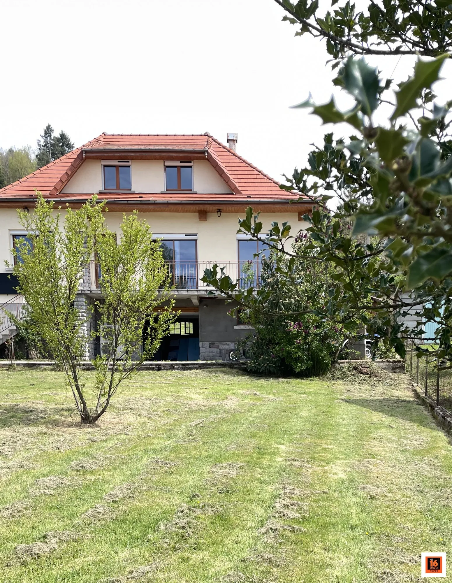 Villa lumineuse 106 m² avec terrain clos à La Monnerie-le-Montel, secteur calme 