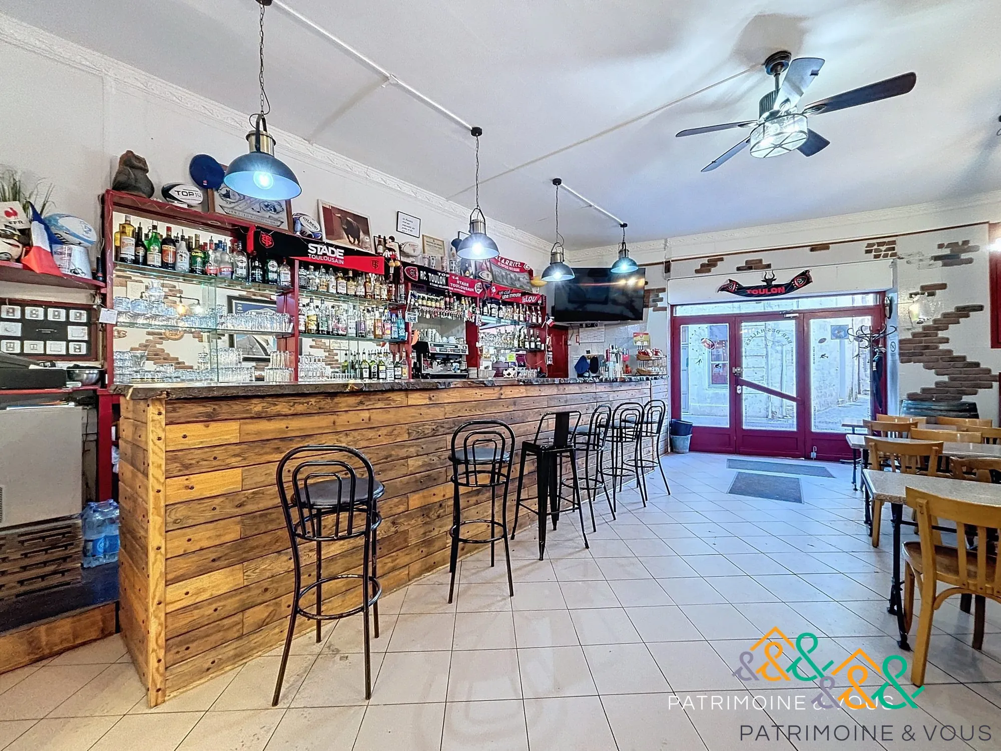 Fonds de commerce bar/restauration avec terrasse et logement à Beaucaire 