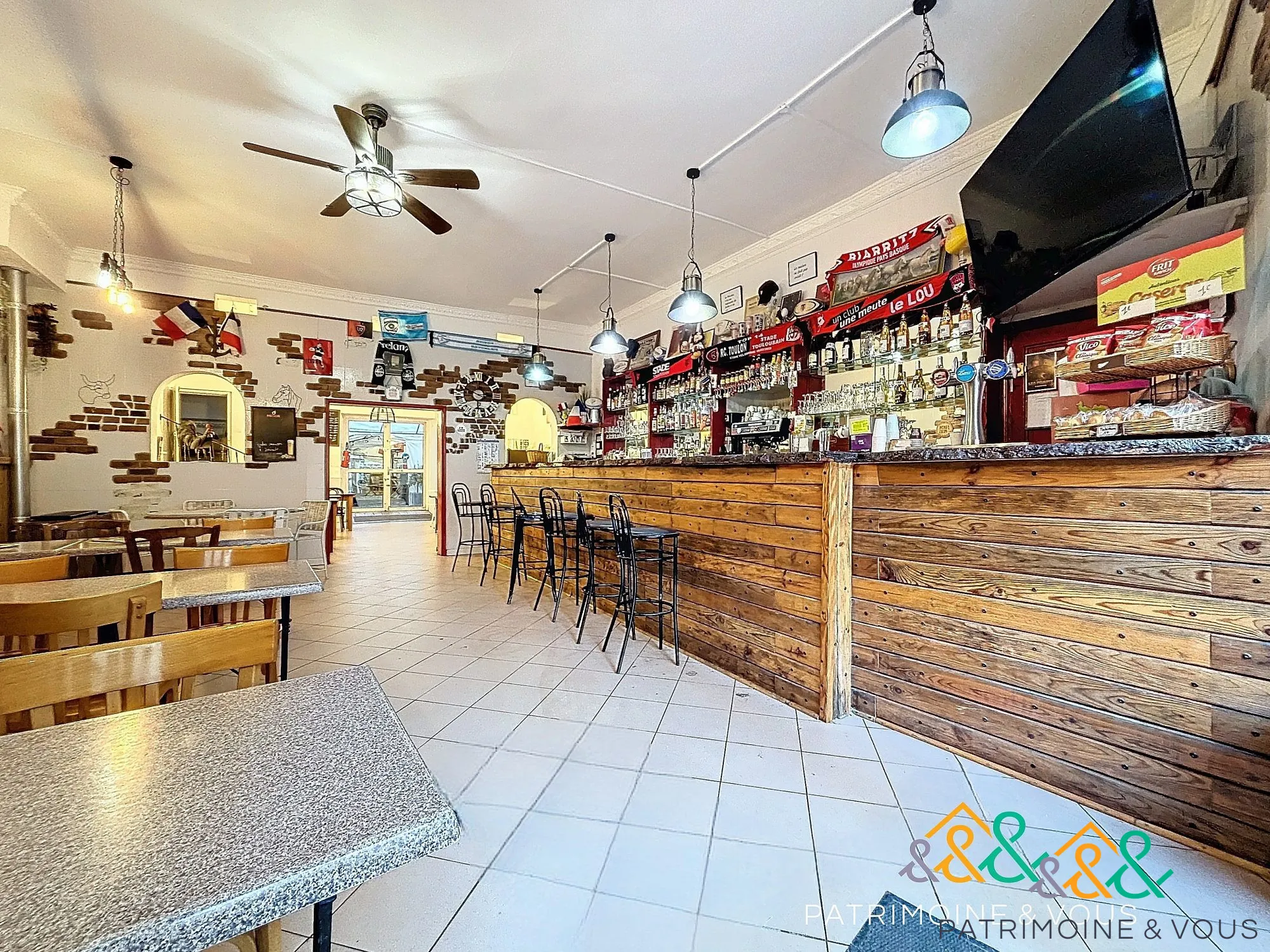 Fonds de commerce bar/restauration avec terrasse et logement à Beaucaire 
