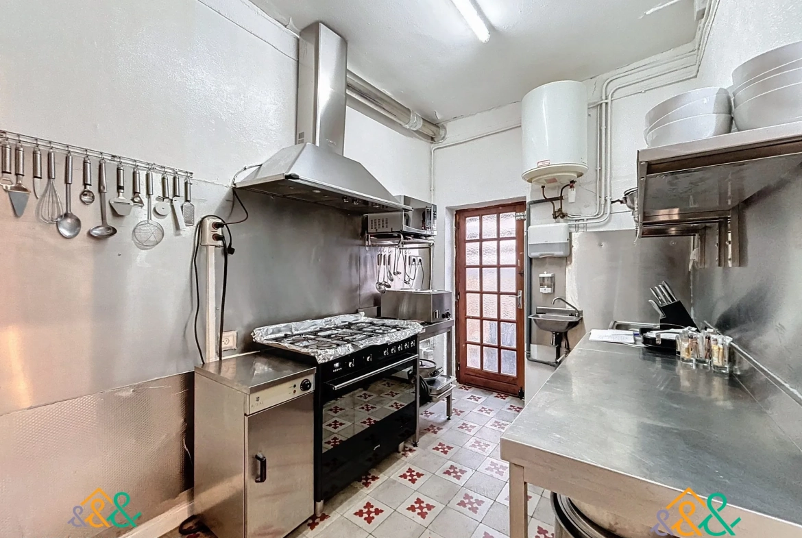 Fonds de commerce bar/restauration avec terrasse et logement à Beaucaire 