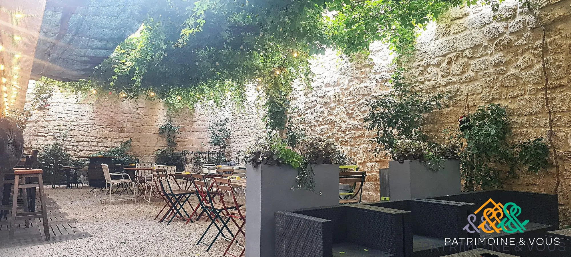 Fonds de commerce bar/restauration avec terrasse et logement à Beaucaire 