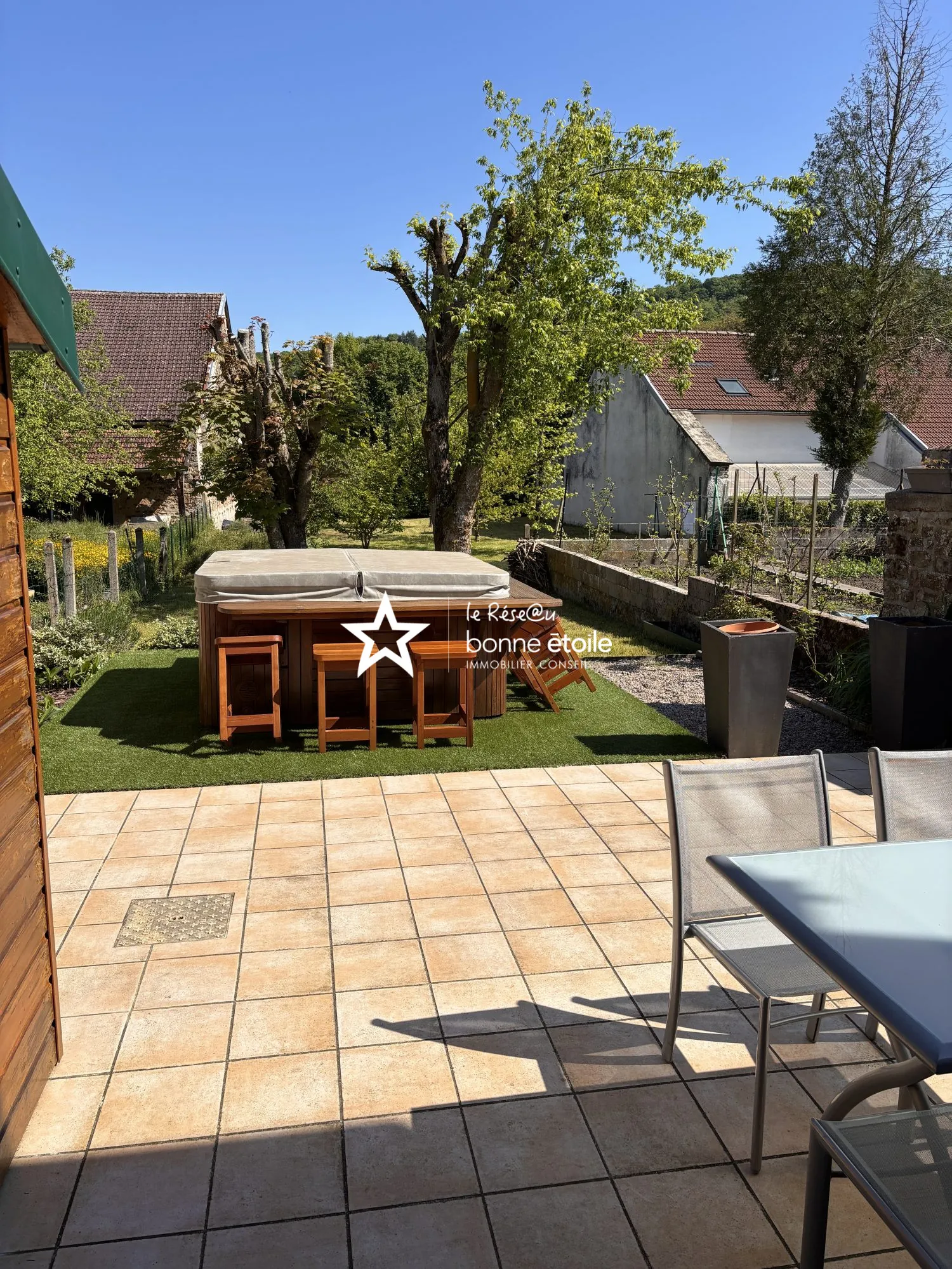 Charmante maison de village à Vicq avec terrasse et jardin arboré 