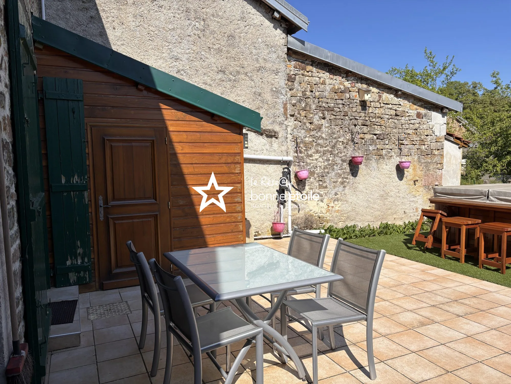 Charmante maison de village à Vicq avec terrasse et jardin arboré 