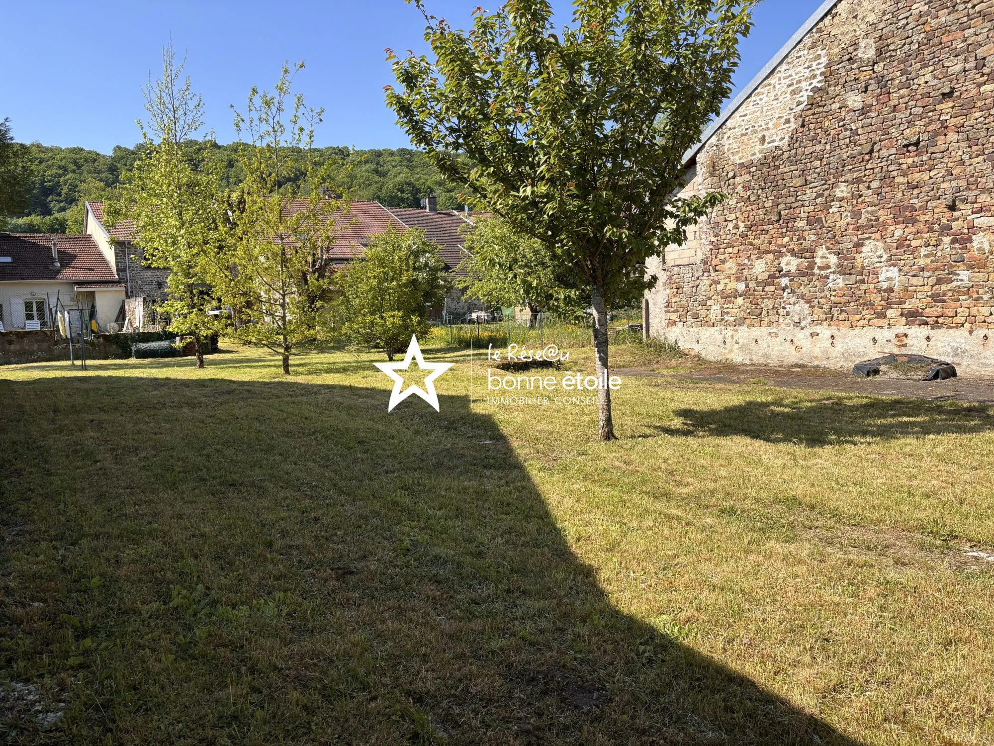 Charmante maison de village à Vicq avec terrasse et jardin arboré 