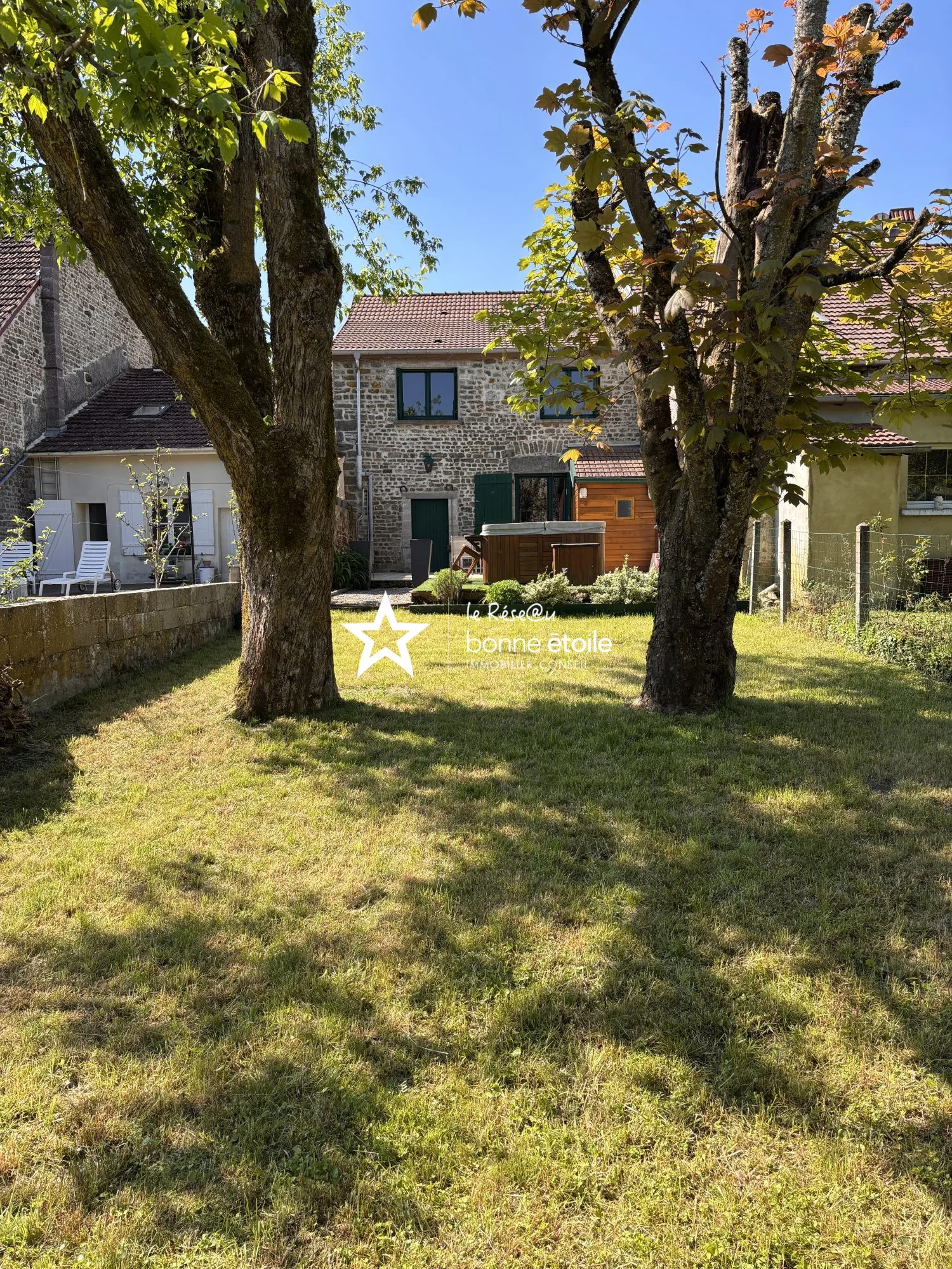 Charmante maison de village à Vicq avec terrasse et jardin arboré 
