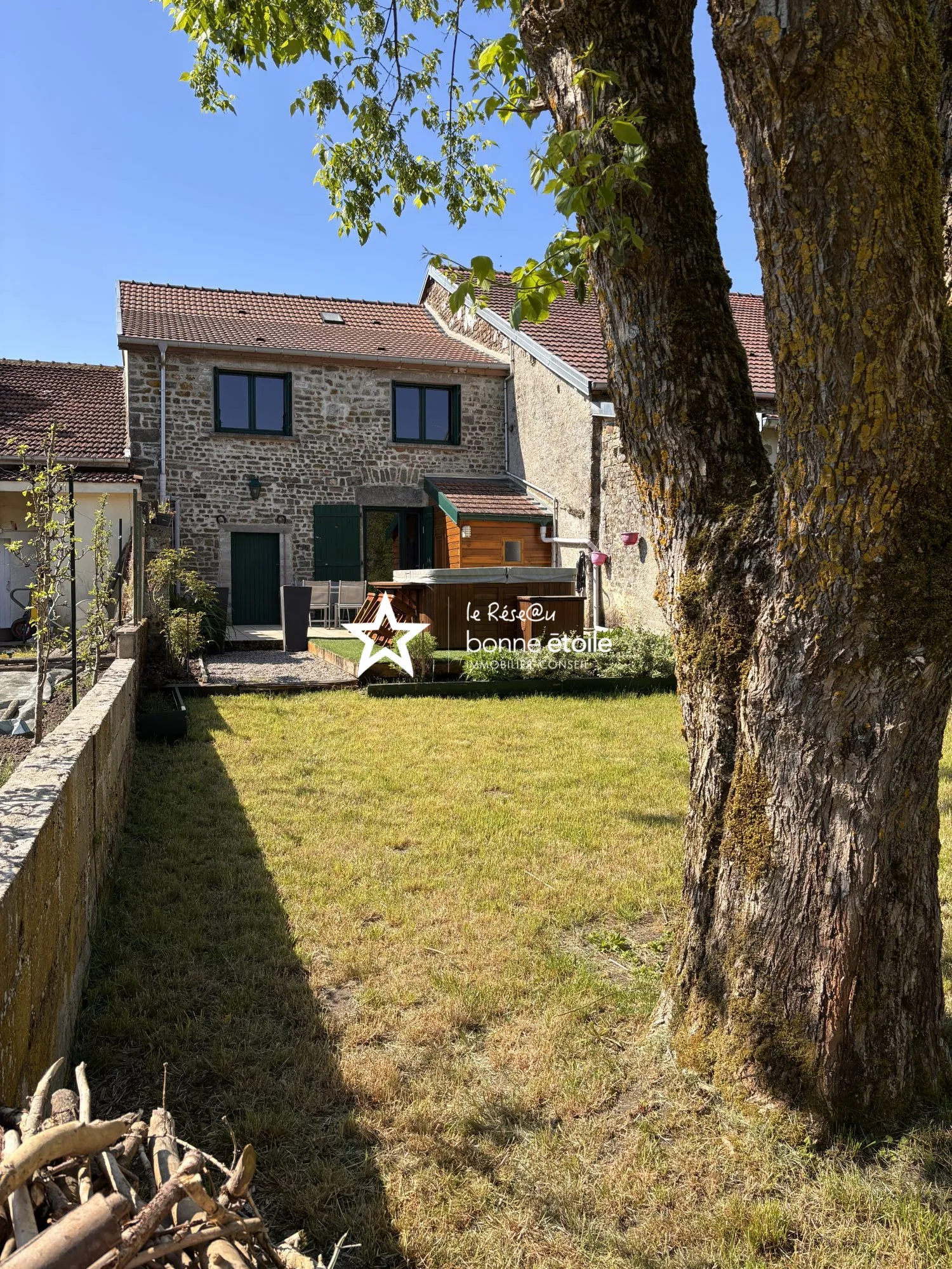 Charmante maison de village à Vicq avec terrasse et jardin arboré 