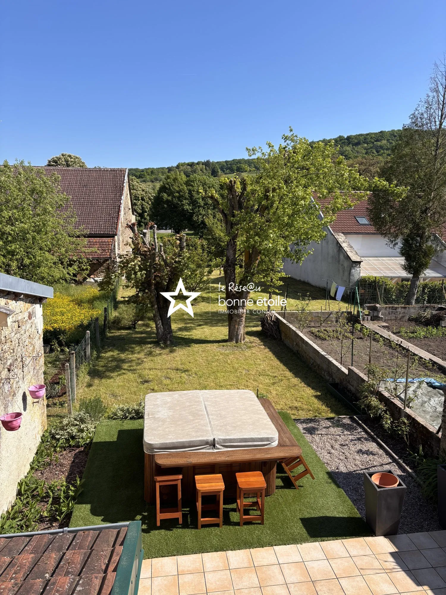 Charmante maison de village à Vicq avec terrasse et jardin arboré 