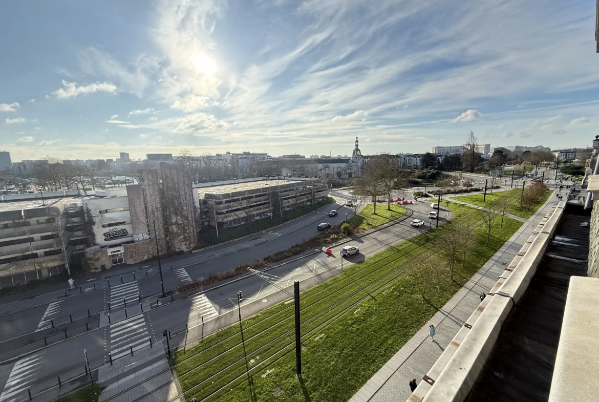 Appartement T2 avec Vue Dégagée au Dernier Étage à Nantes 