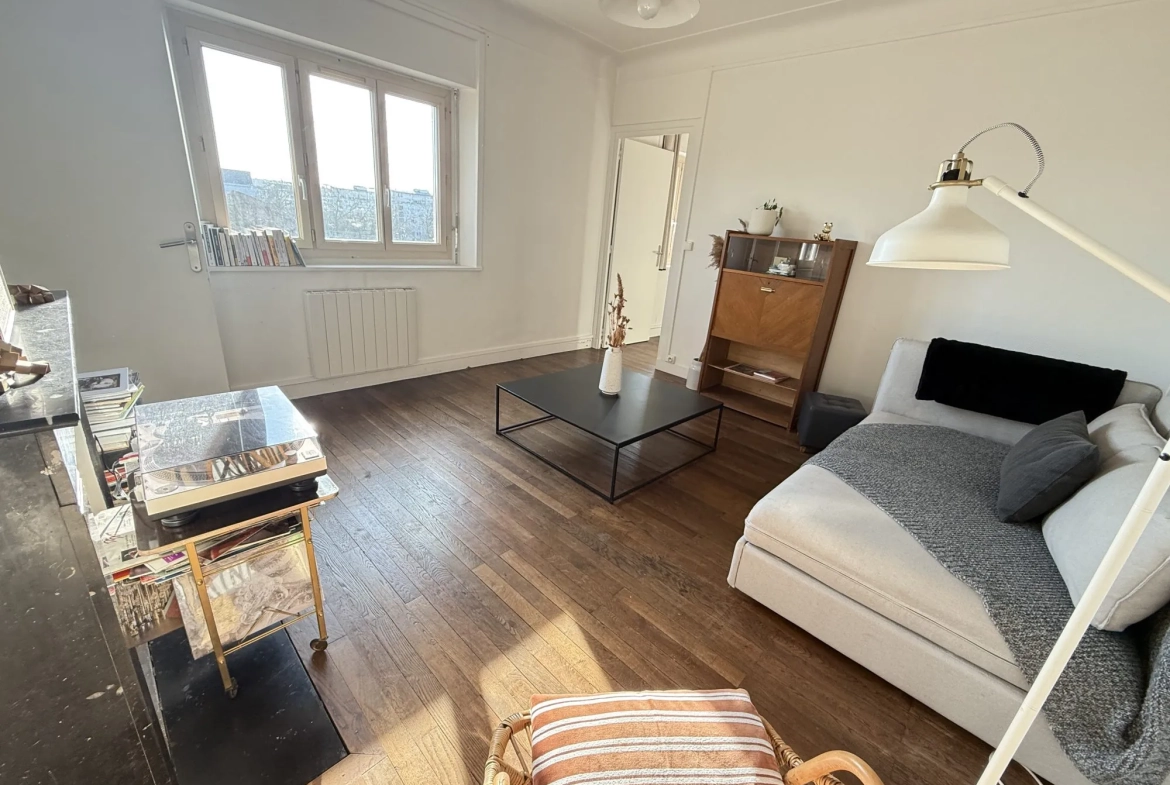 Appartement T2 avec Vue Dégagée au Dernier Étage à Nantes 