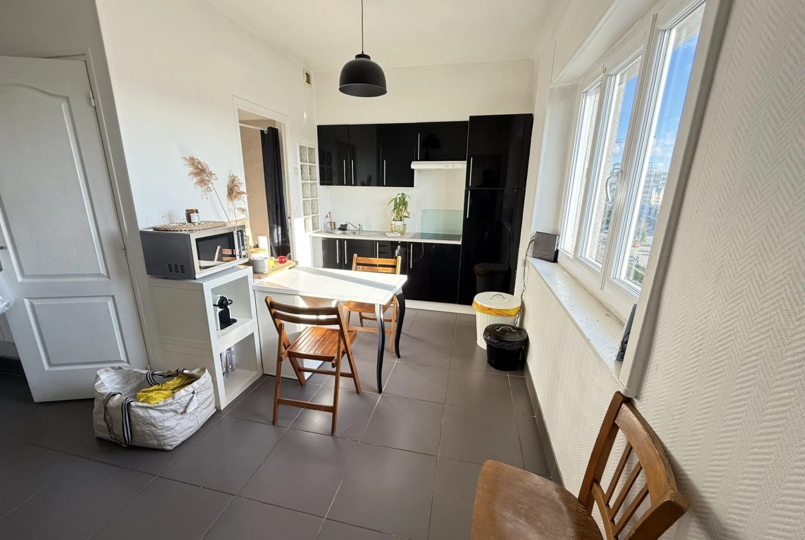 Appartement T2 avec Vue Dégagée au Dernier Étage à Nantes 